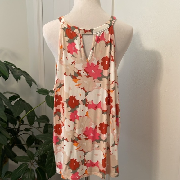 Floral sleeveless top! - Picture 3 of 3